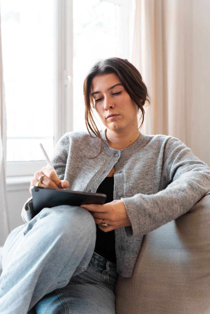 vrouw-serieus-clean-portret-branding-zakelijk-portret-tablet-working-personal-branding-byankitielens-fotografie-den-bosch